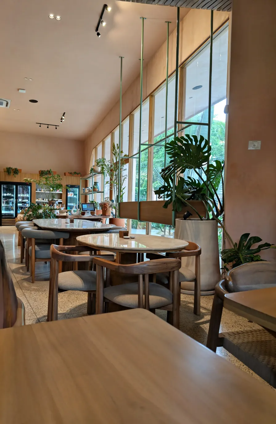 Dining room with tropical plants at Namoré restaurant Santa Teresa